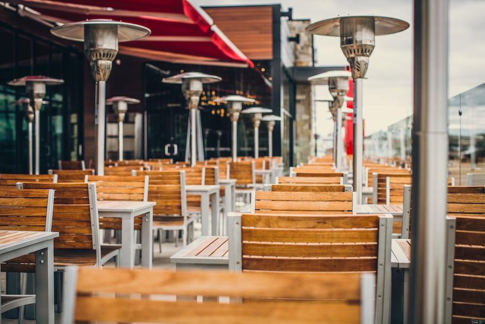 Otl Gouverneur Chicoutimi מראה חיצוני תמונה Patio heaters at a restaurant