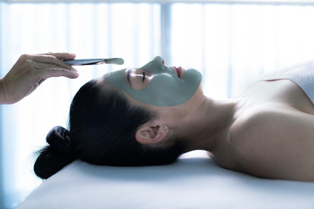 Otl Gouverneur Chicoutimi מראה חיצוני תמונה A woman with a facial mask