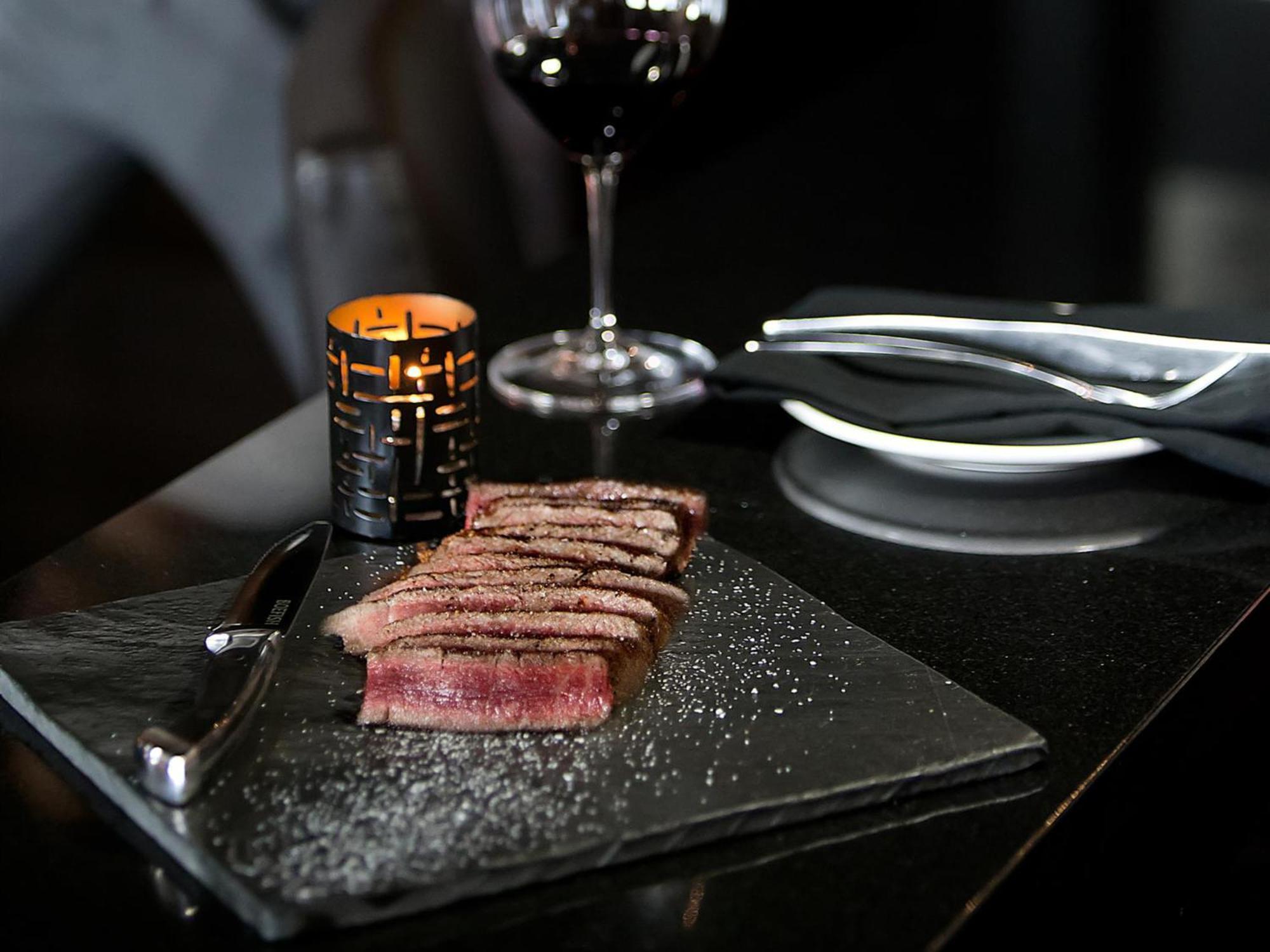 Otl Gouverneur Chicoutimi מראה חיצוני תמונה A steak at the restaurant