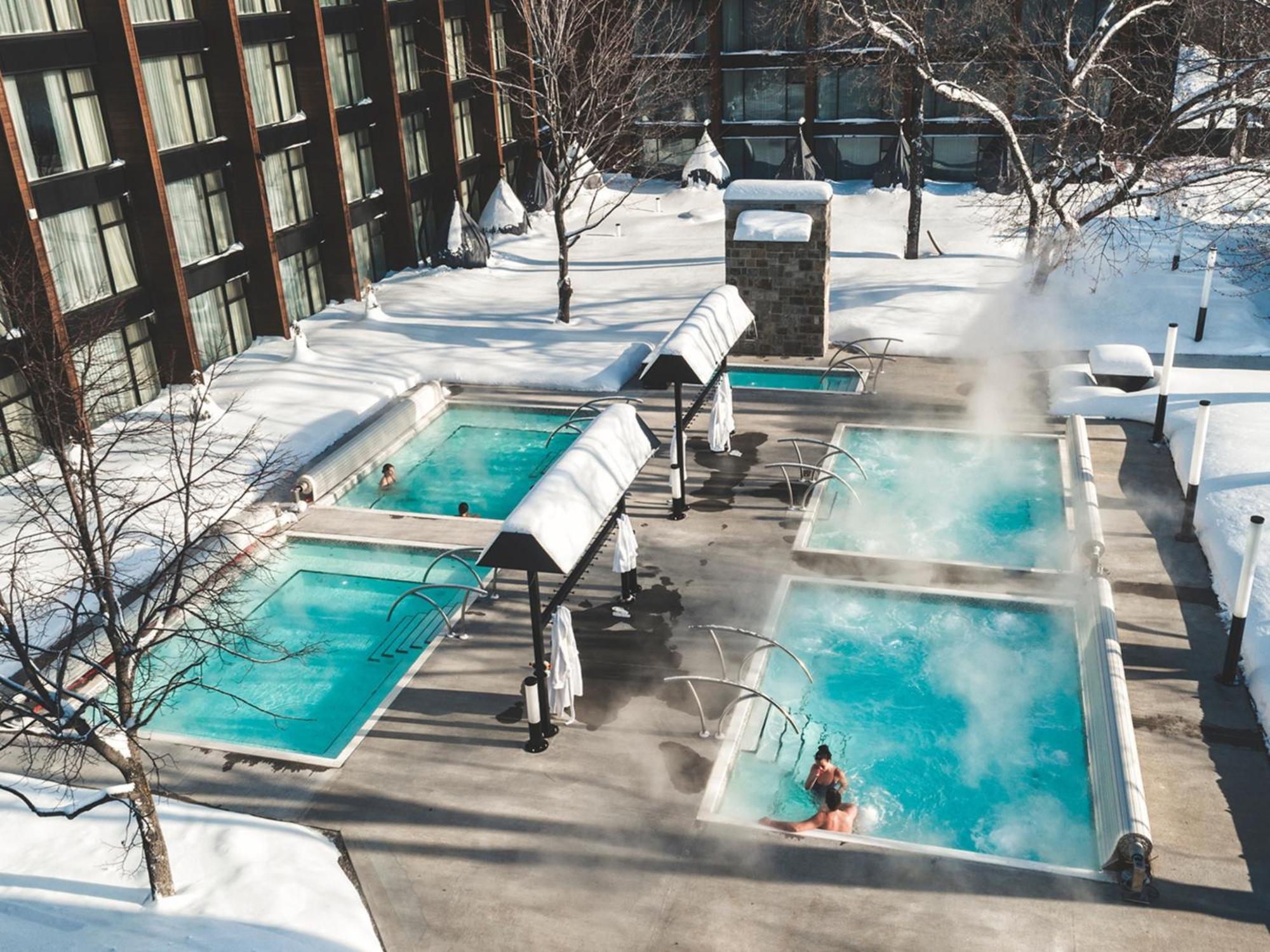 Otl Gouverneur Chicoutimi מראה חיצוני תמונה Outdoor hot springs at the Hotel Okura, Hakkōda, Sendai, Japan