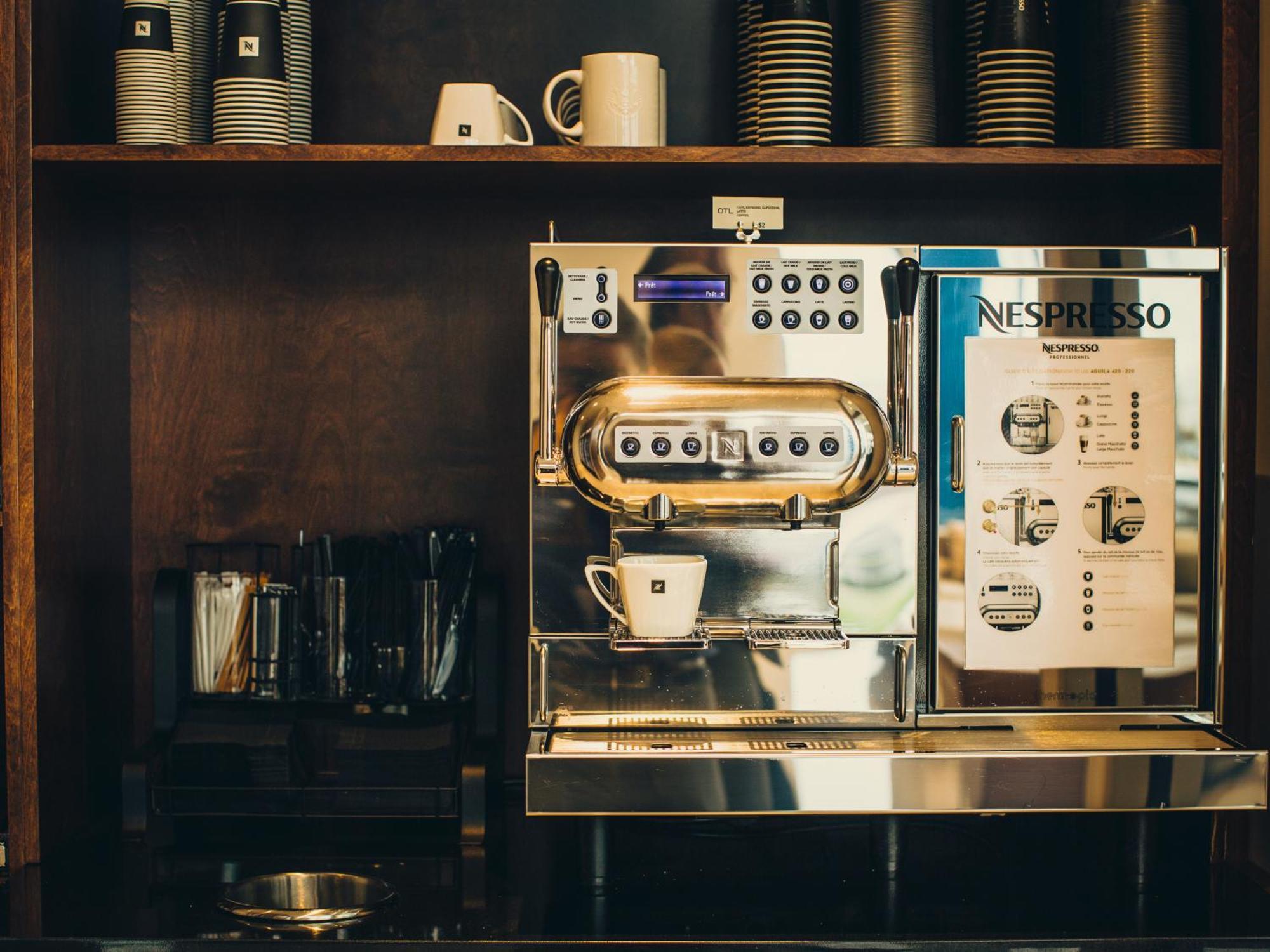 Otl Gouverneur Chicoutimi מראה חיצוני תמונה A Nespresso machine