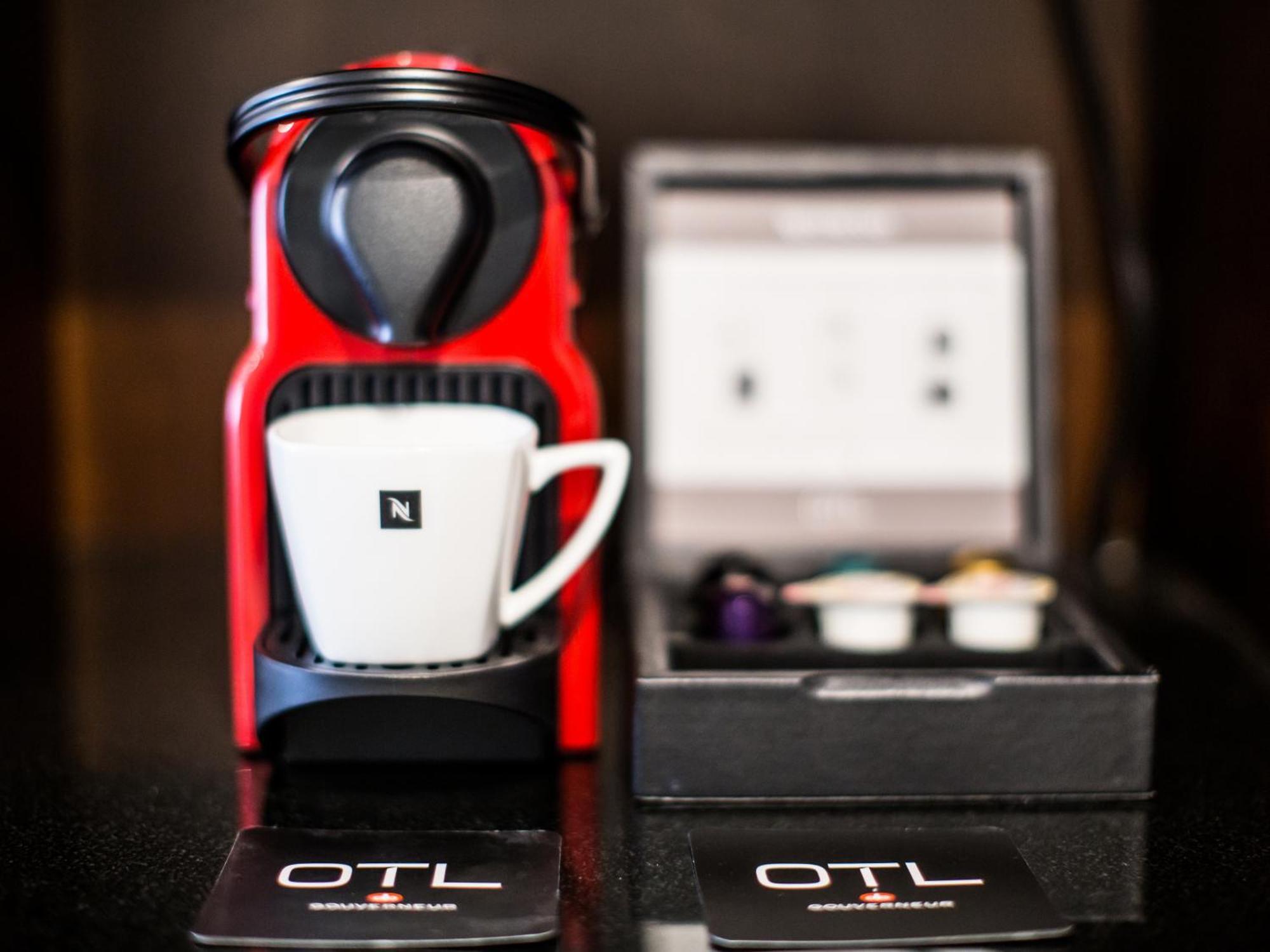 Otl Gouverneur Chicoutimi מראה חיצוני תמונה A Nespresso Inissia coffee machine