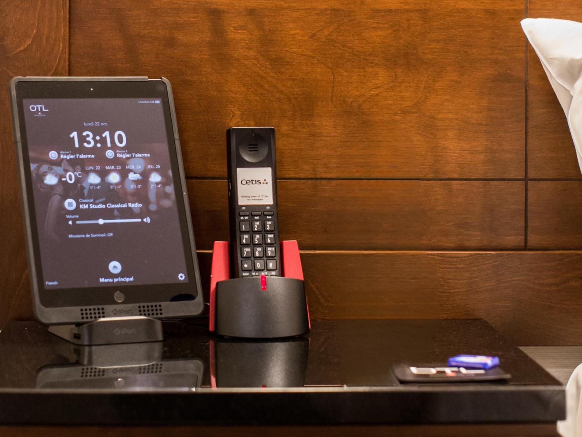 Otl Gouverneur Chicoutimi מראה חיצוני תמונה A phone and a tablet in a hotel room
