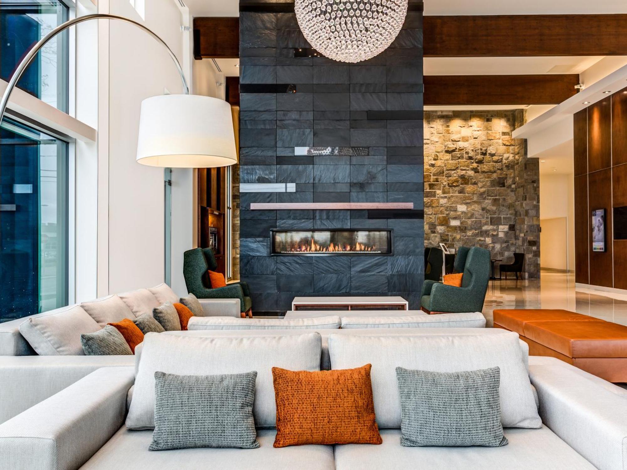 Otl Gouverneur Chicoutimi מראה חיצוני תמונה The lobby at the Hotel Arts