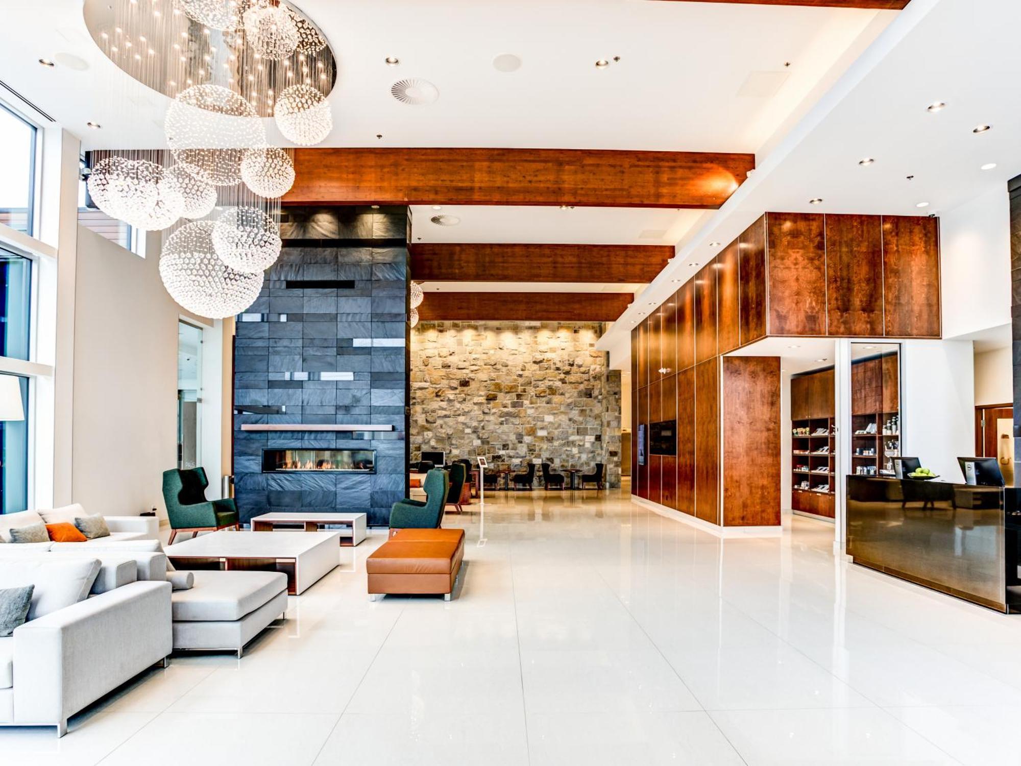 Otl Gouverneur Chicoutimi מראה חיצוני תמונה The lobby of the Ritz-Carlton, Downtown, Los Angeles