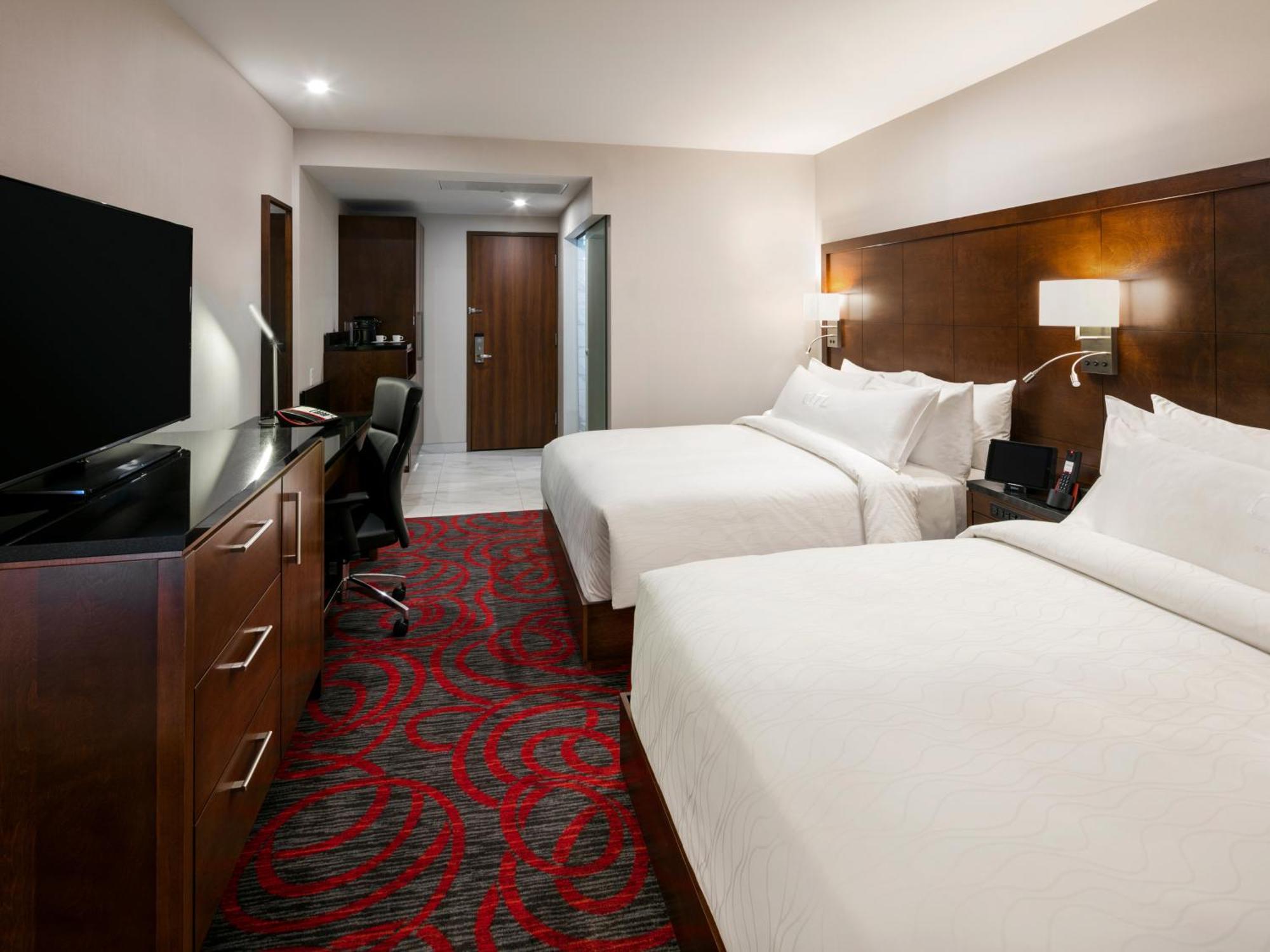 Otl Gouverneur Chicoutimi מראה חיצוני תמונה A guest room at the Hilton Garden Inn in San Francisco