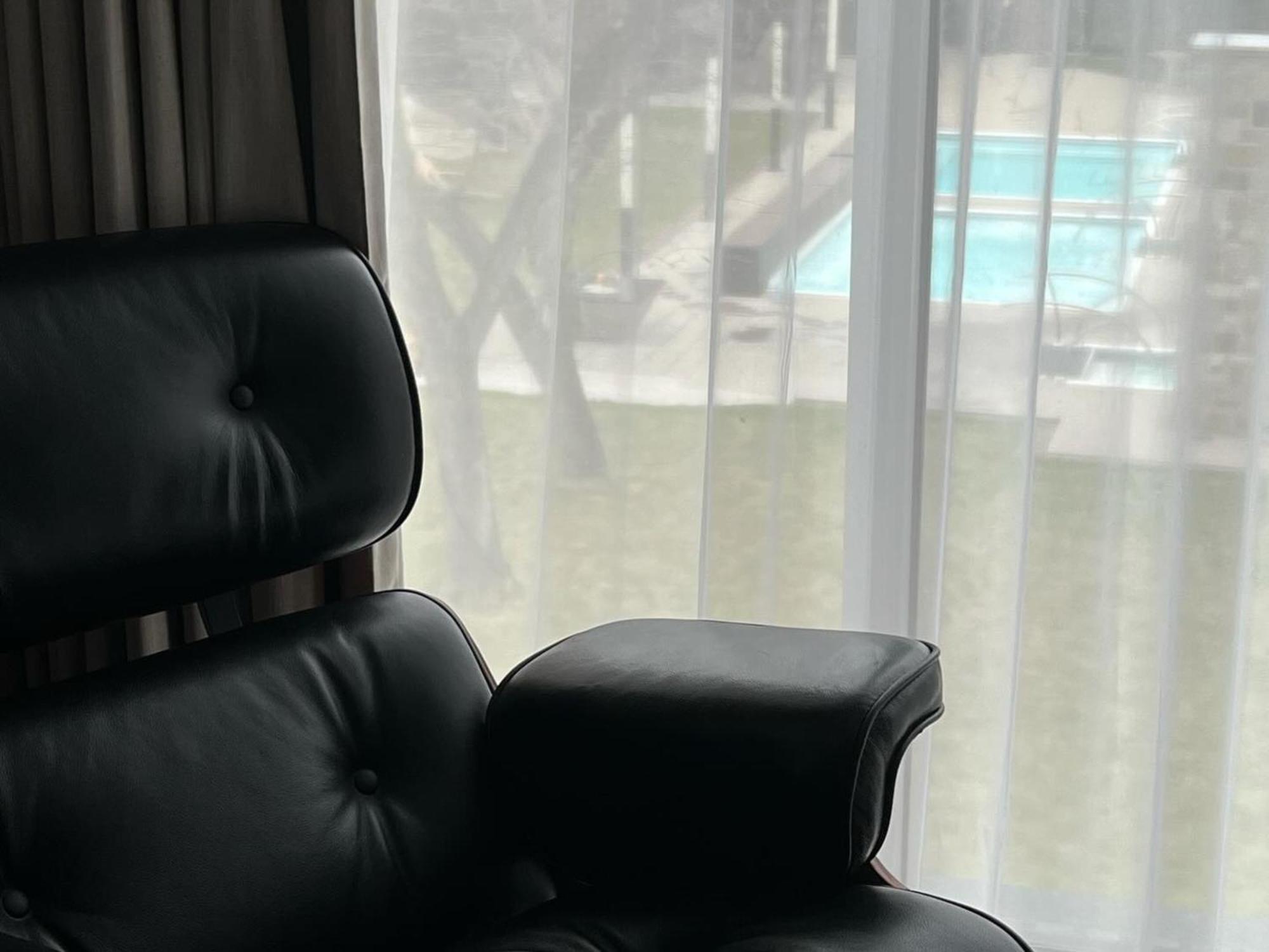 Otl Gouverneur Chicoutimi מראה חיצוני תמונה A view of the pool from the lobby