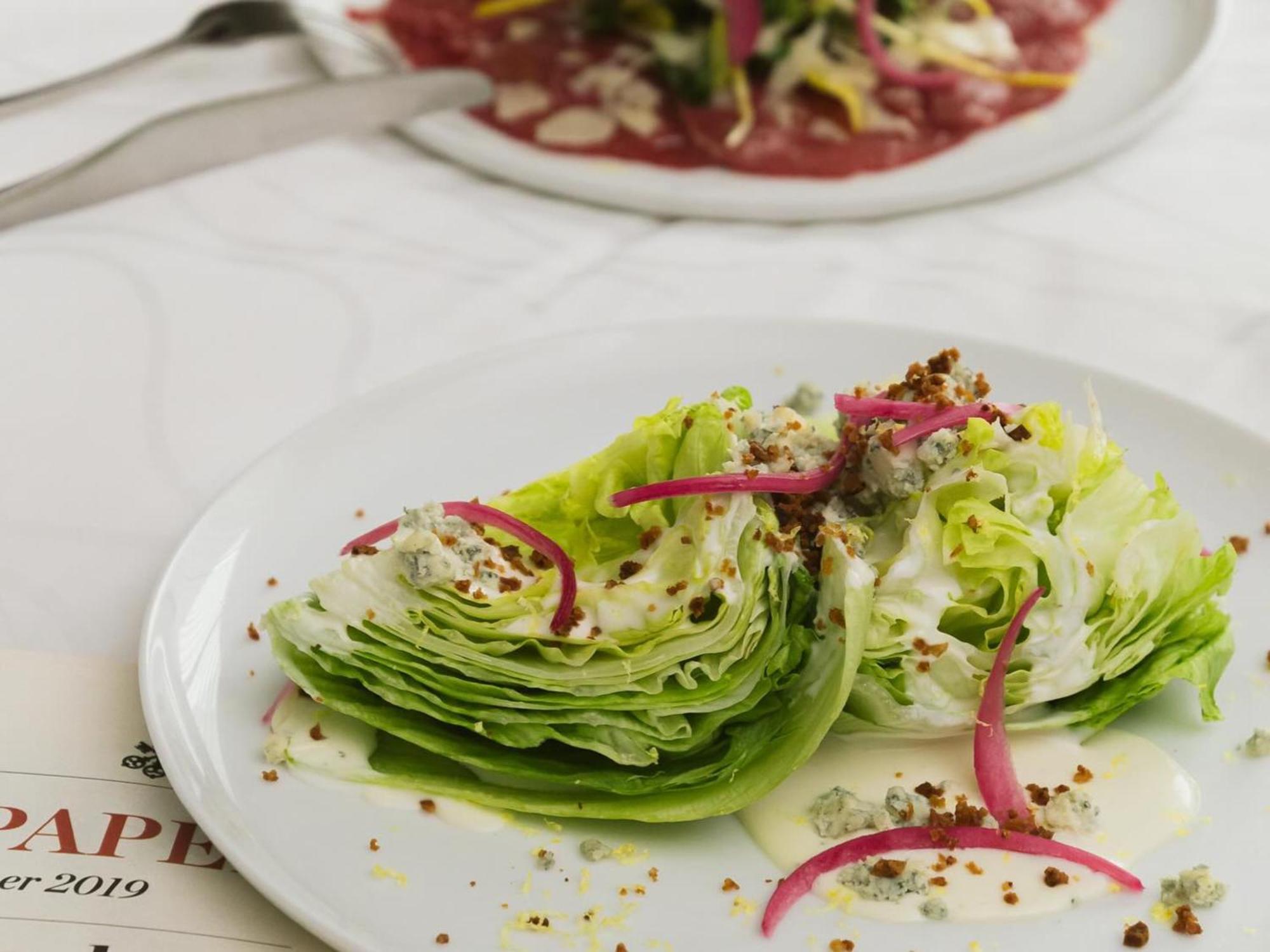 Otl Gouverneur Chicoutimi מראה חיצוני תמונה A wedge salad