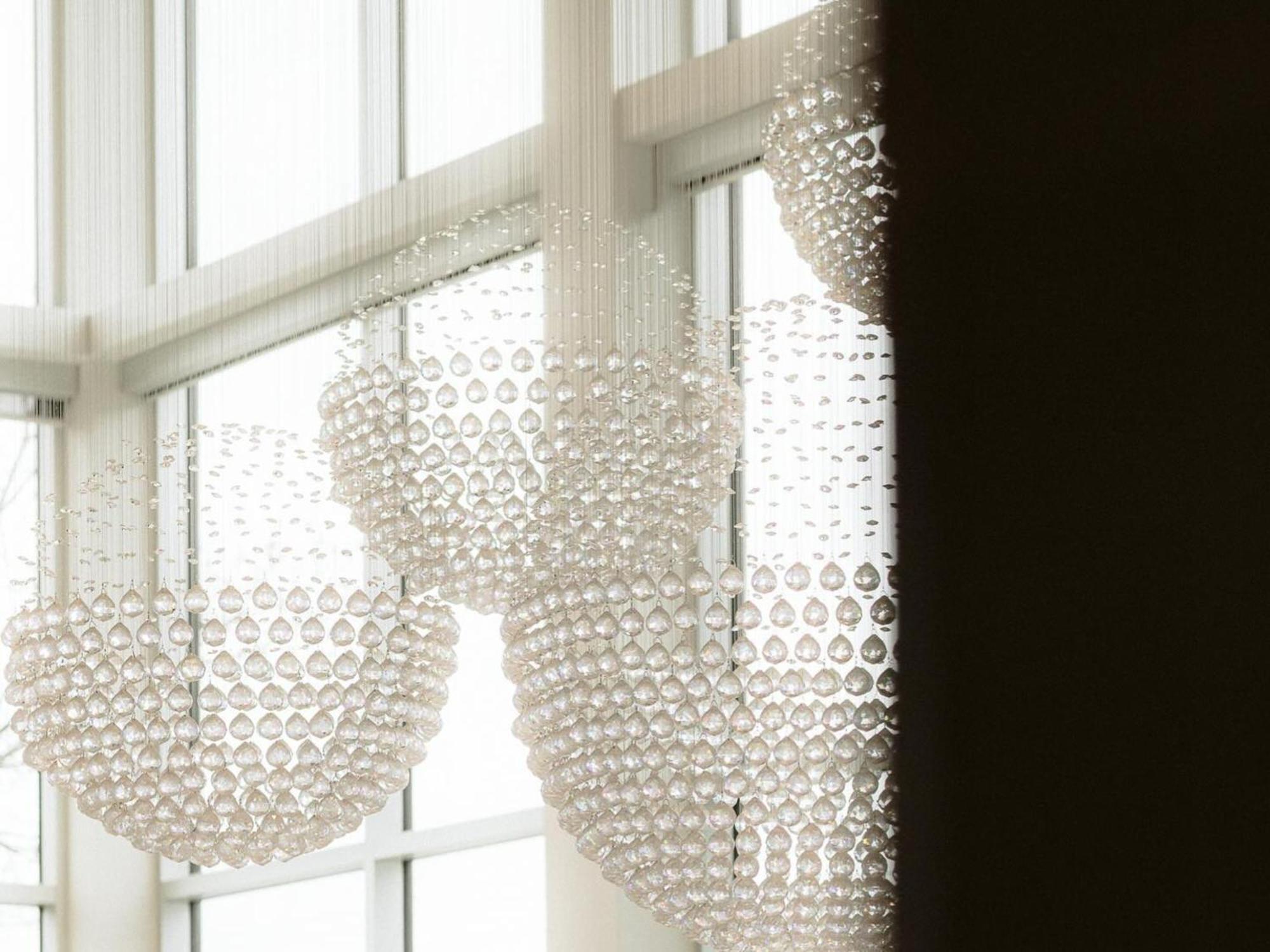 Otl Gouverneur Chicoutimi מראה חיצוני תמונה The Cloud Chandelier