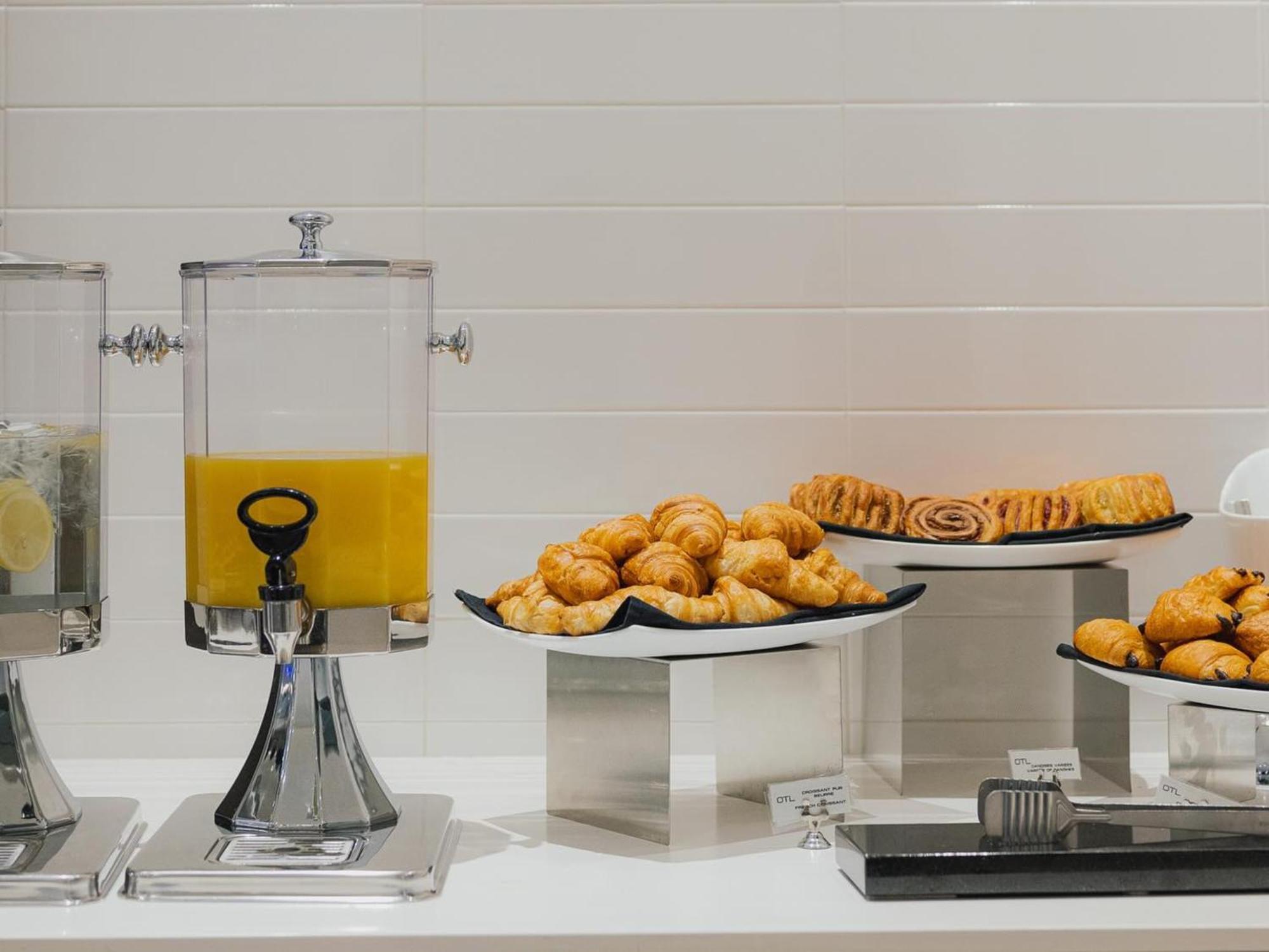 Otl Gouverneur Chicoutimi מראה חיצוני תמונה A buffet at a hotel