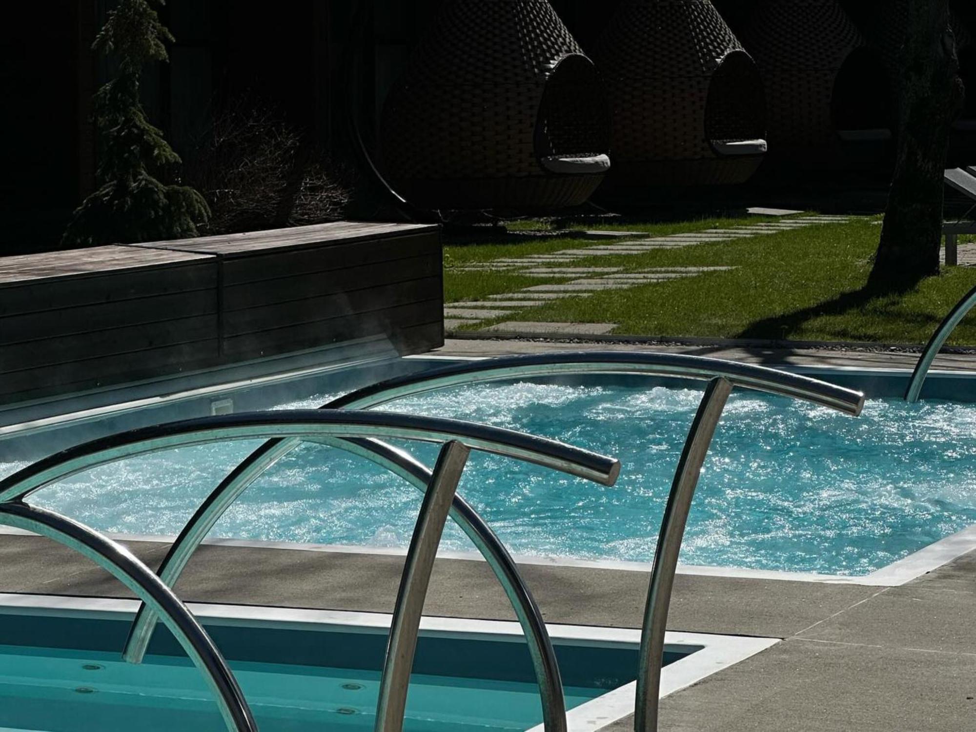 Otl Gouverneur Chicoutimi מראה חיצוני תמונה A pool enclosure