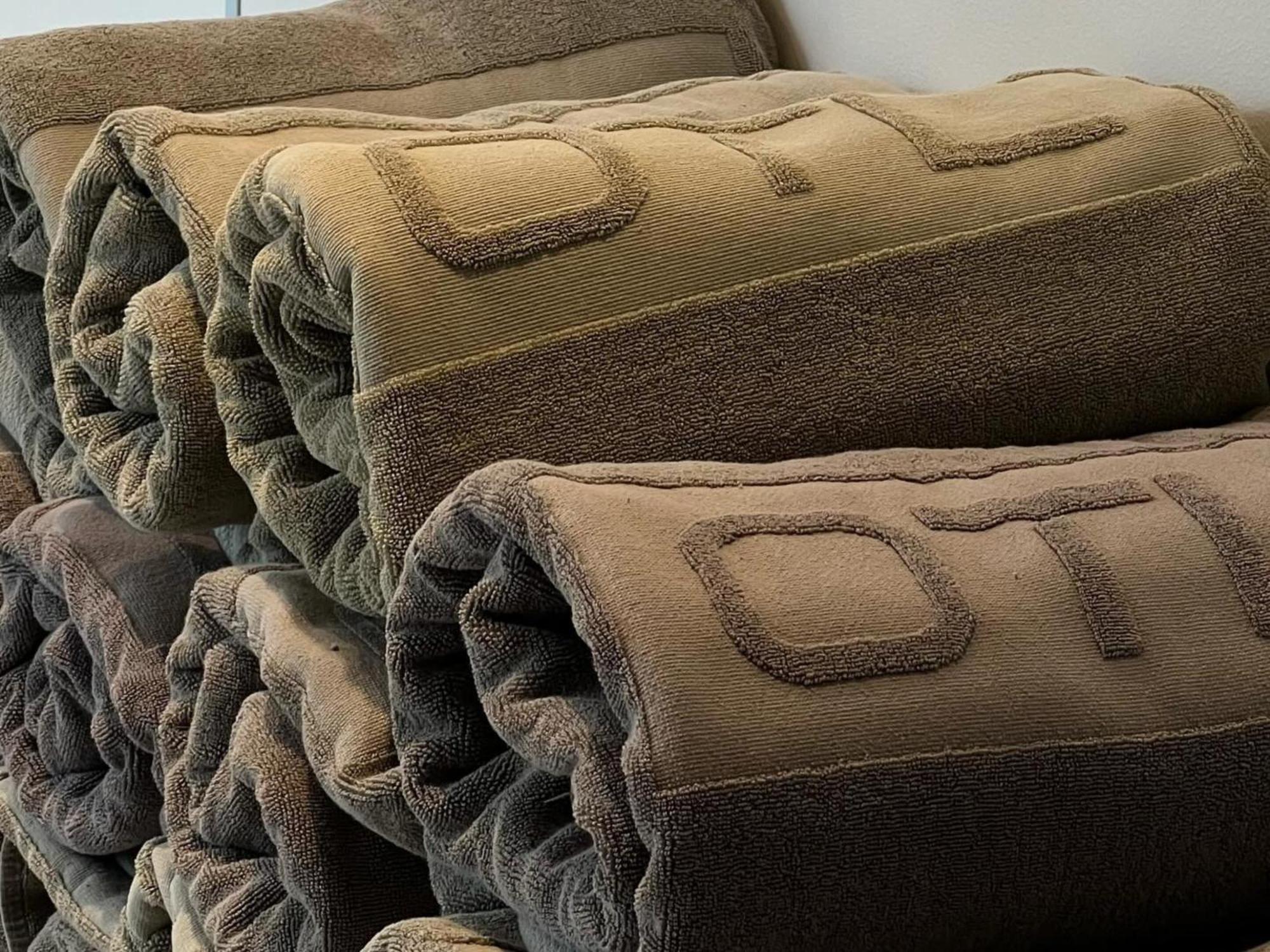 Otl Gouverneur Chicoutimi מראה חיצוני תמונה A stack of rolled up shikibuton