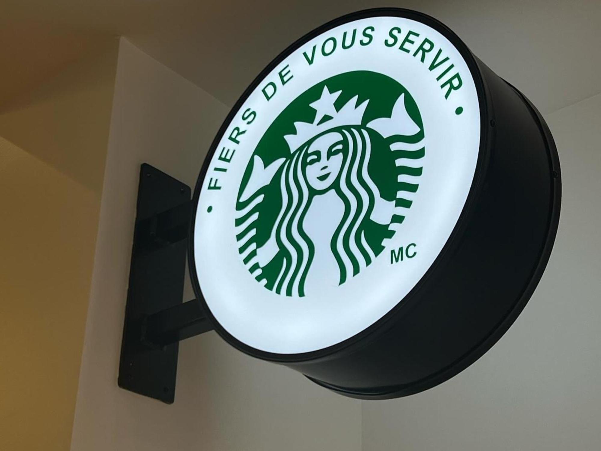 Otl Gouverneur Chicoutimi מראה חיצוני תמונה Starbucks in Paris