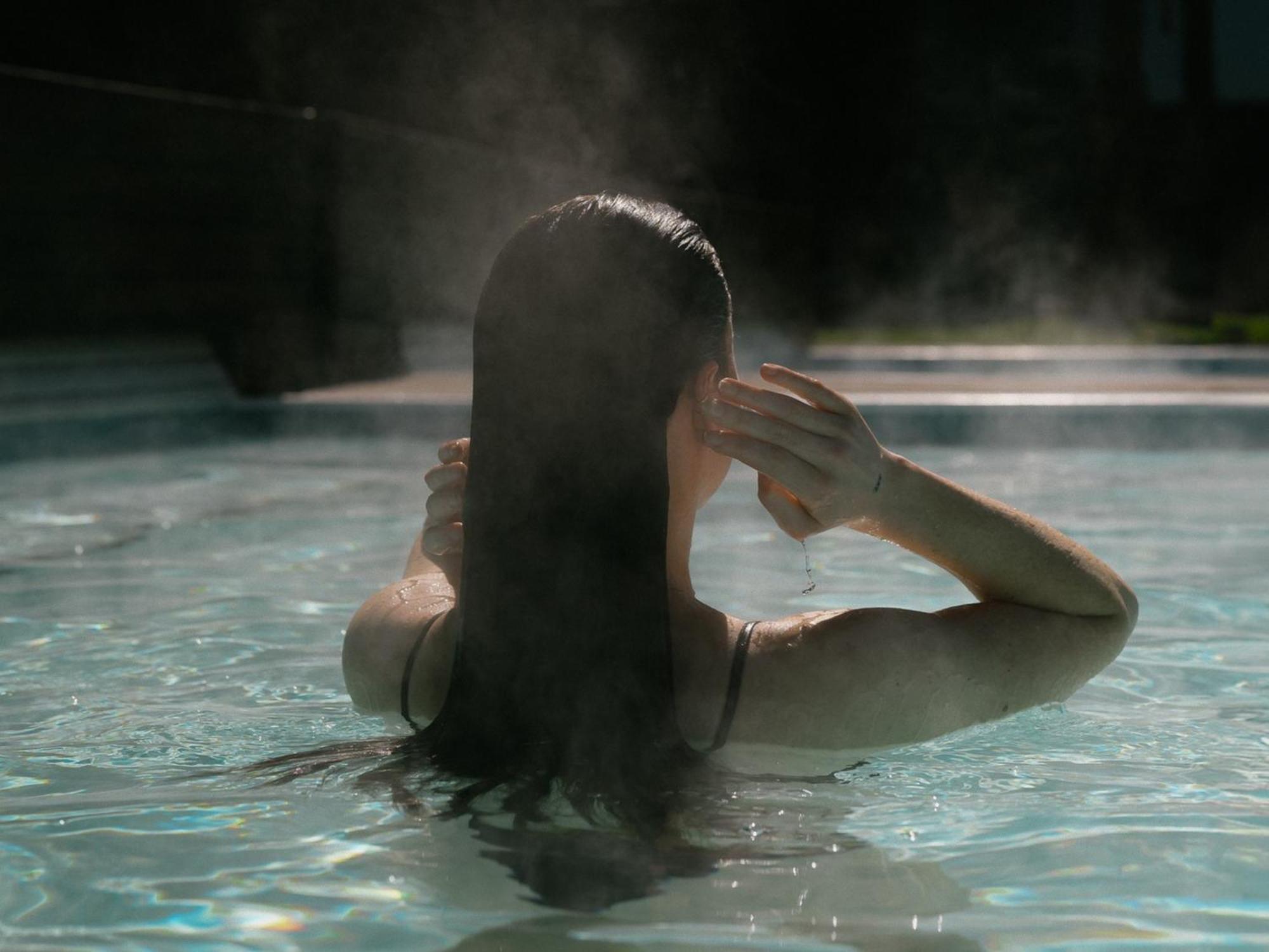 Otl Gouverneur Chicoutimi מראה חיצוני תמונה A woman bathing in a hot spring